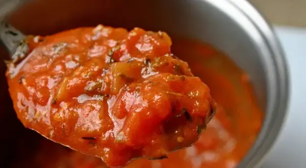 Ile kalorii ma zupa pomidorowa z makaronem i śmietaną - zaskakujące wartości