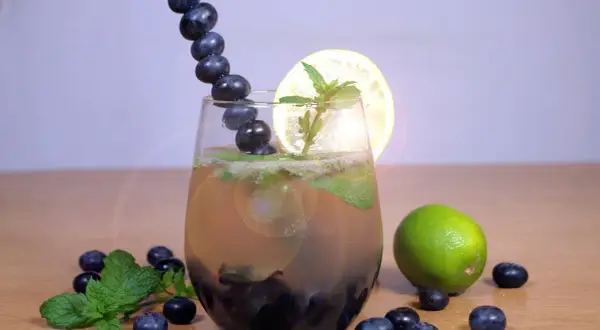 Najlepsze drinki z borówkami, które orzeźwią każdego miłośnika owoców