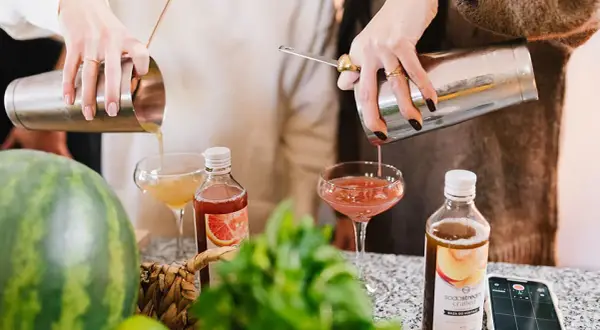 Kto robi drinki i jak barman tworzy niezapomniane koktajle