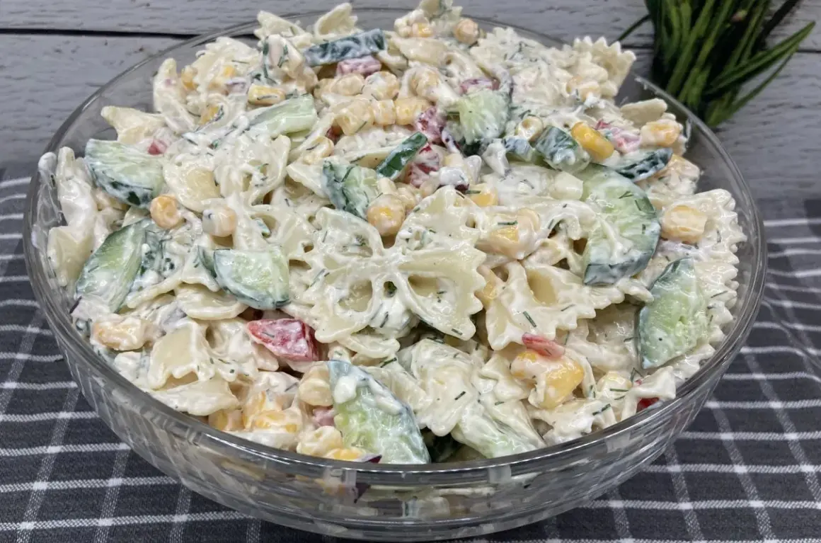 Pyszna, kremowa najlepsza sałatka z makaronem farfalle, ogórkiem, kukurydzą i pomidorkami. Idealna na lato!