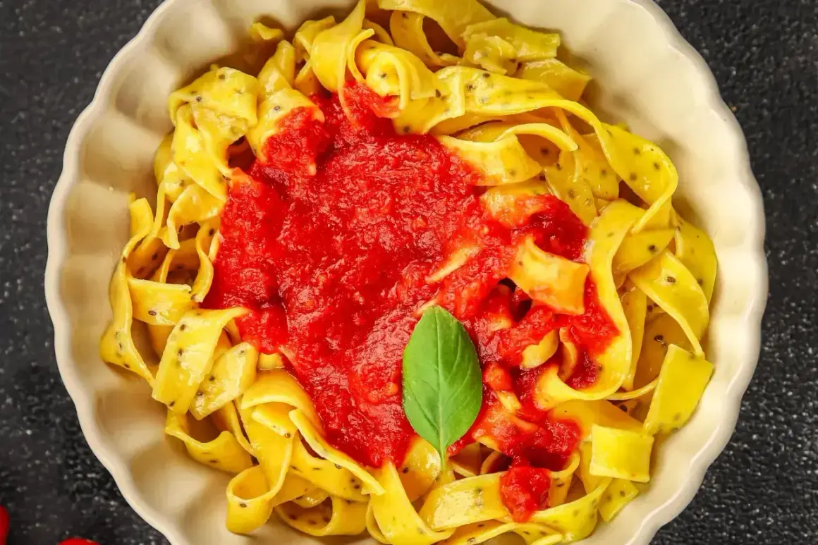 Pappardelle z sosem pomidorowym i bazylią. Różne rodzaje makaronu mogą być tak pyszne!