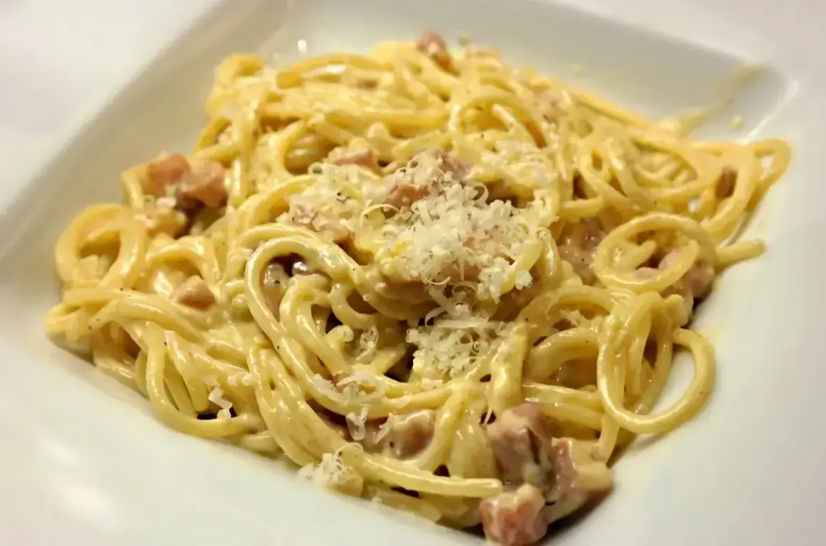 Pyszne spaghetti carbonara, idealne na obiad. Zobacz, jak zrobić carbonare krok po kroku!