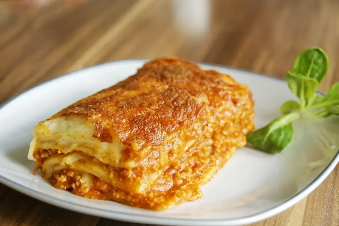 Pyszna, złocista lasagne z mięsem mielonym, idealna na rodzinny obiad. Prosty przepis, który zachwyci każdego.