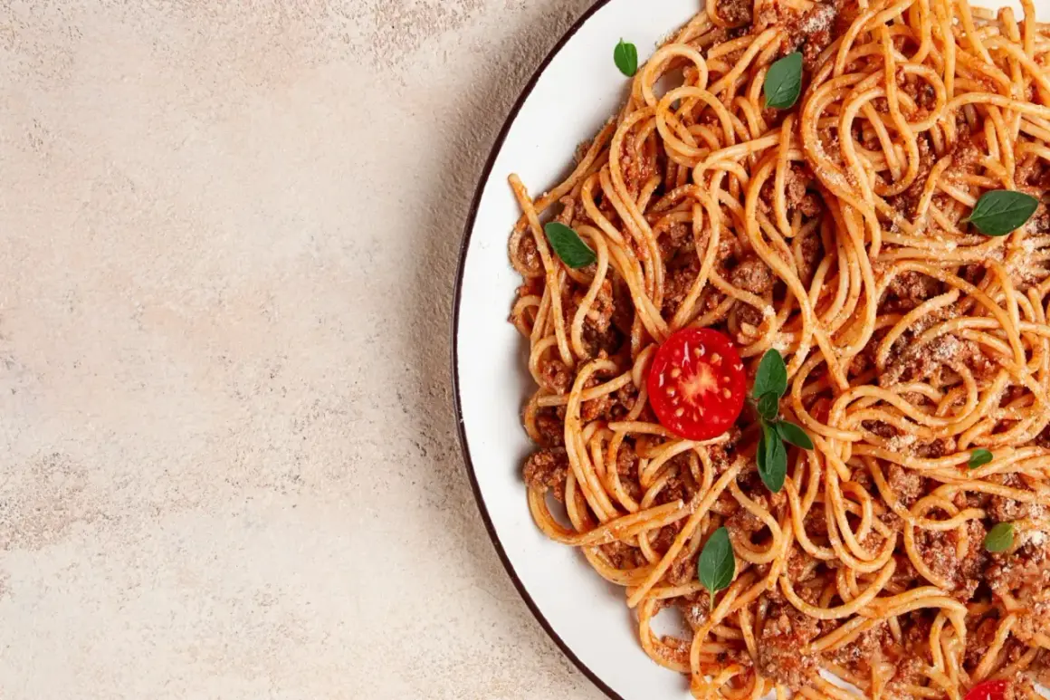 Pyszne spaghetti bolognese z mielonym mięsem, pomidorem i bazylią. Idealne przyprawy do spaghetti podkreślają smak tego klasycznego dania.