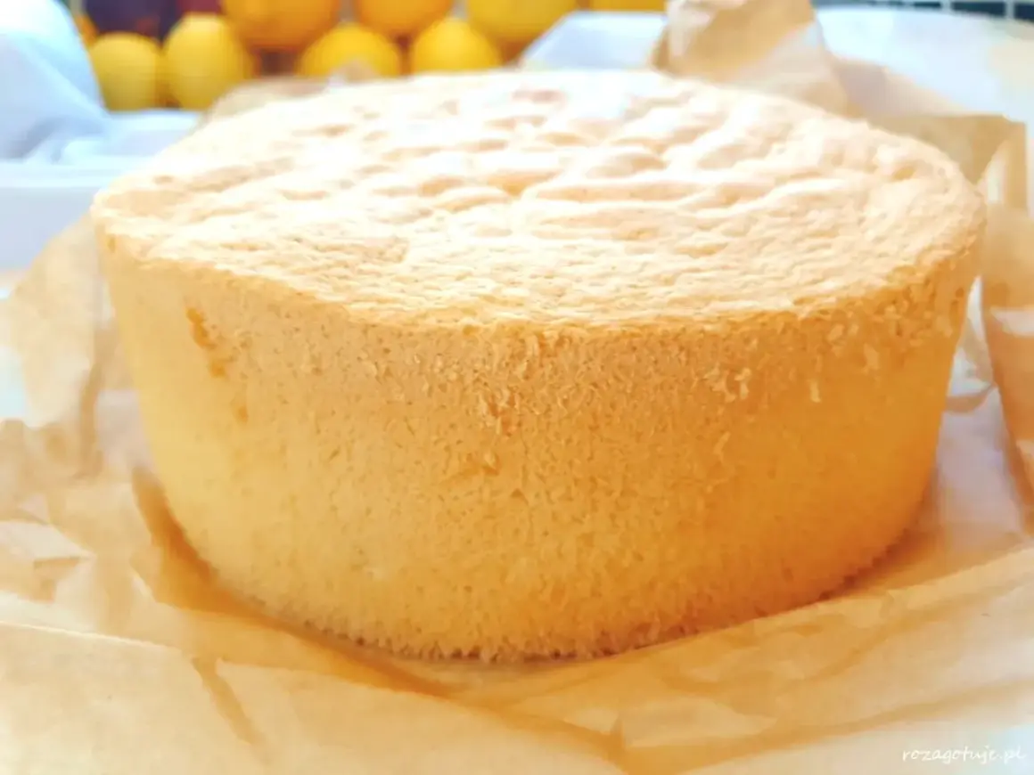 Puszysty biszkopt z 8 jaj, idealny do tortów. Ten przepis na biszkopt jest gwarancją sukcesu!