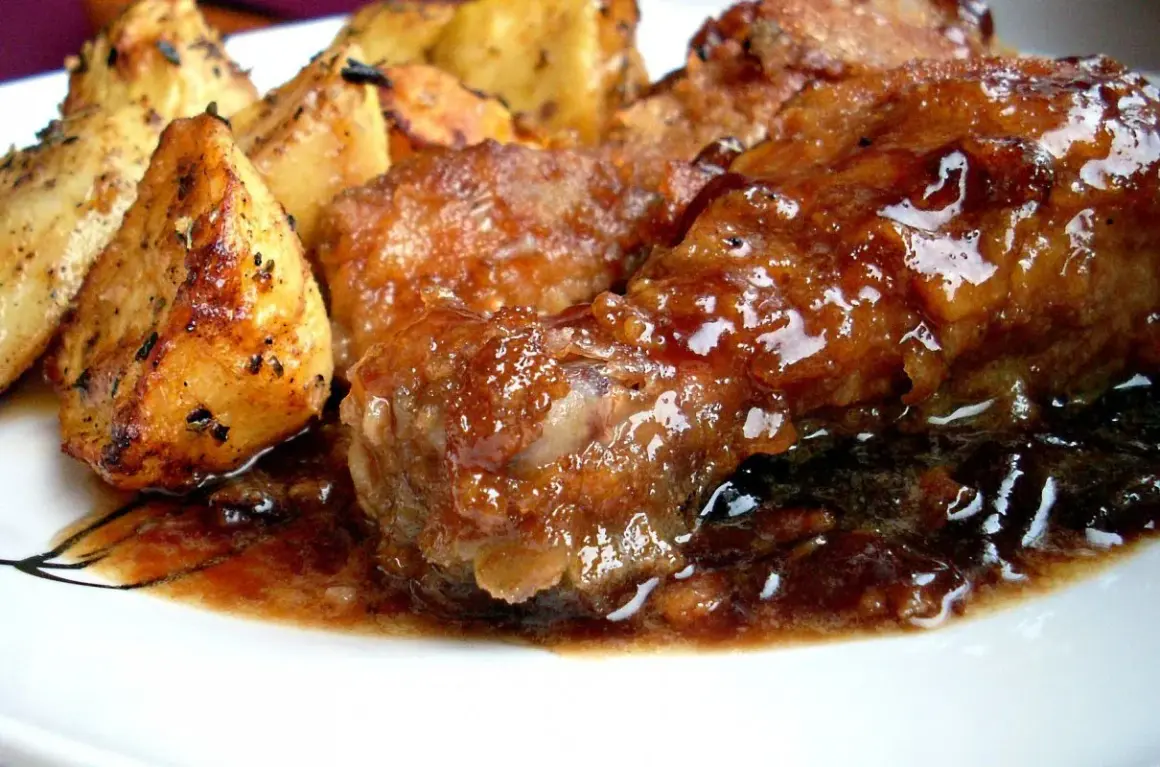 Soczysty kurczak po japońsku w sosie teriyaki, podany z pieczonymi ziemniakami.