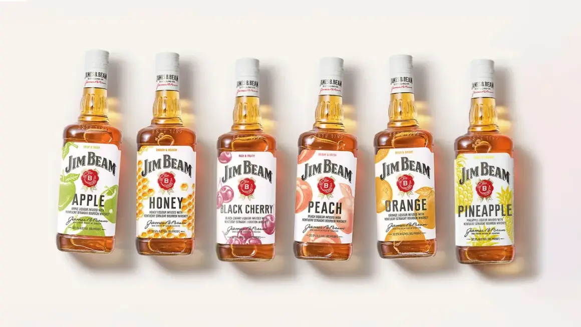 Sześć butelek Jim Beam o różnych smakach: Apple, Honey, Black Cherry, Peach, Orange i Pineapple.