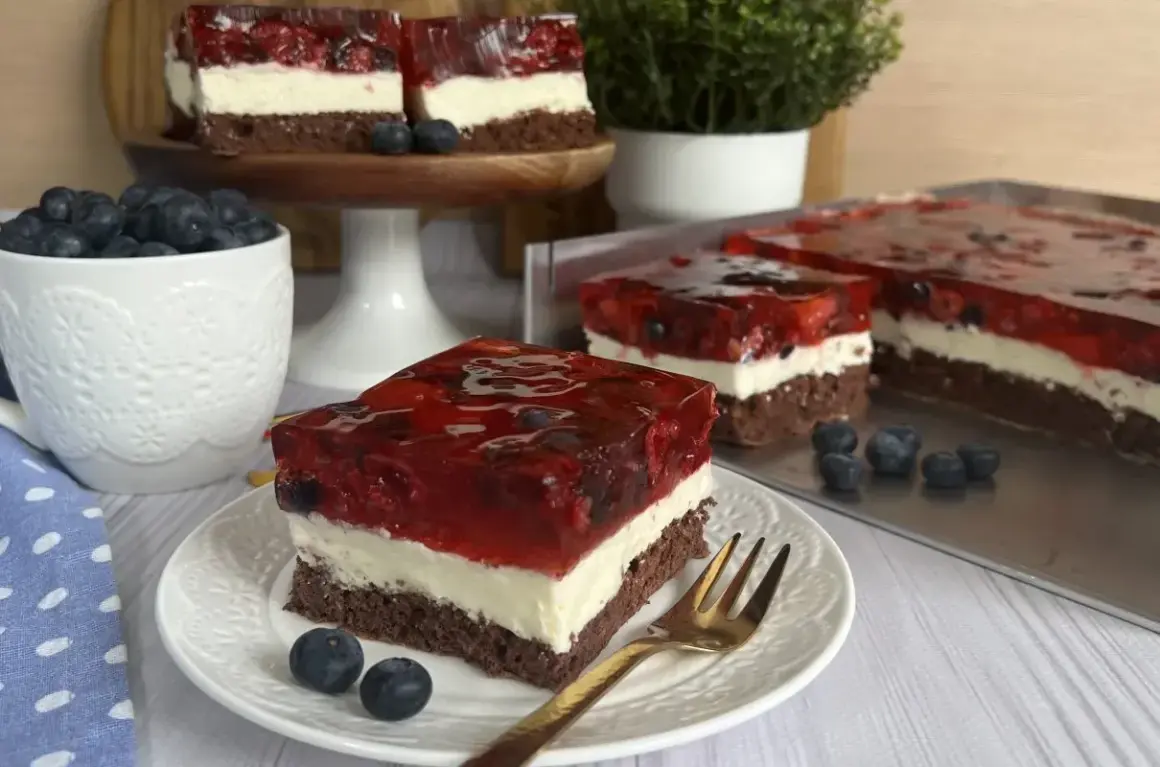 Szybki biszkopt z galaretką i owocami leśnymi, idealny na deser.