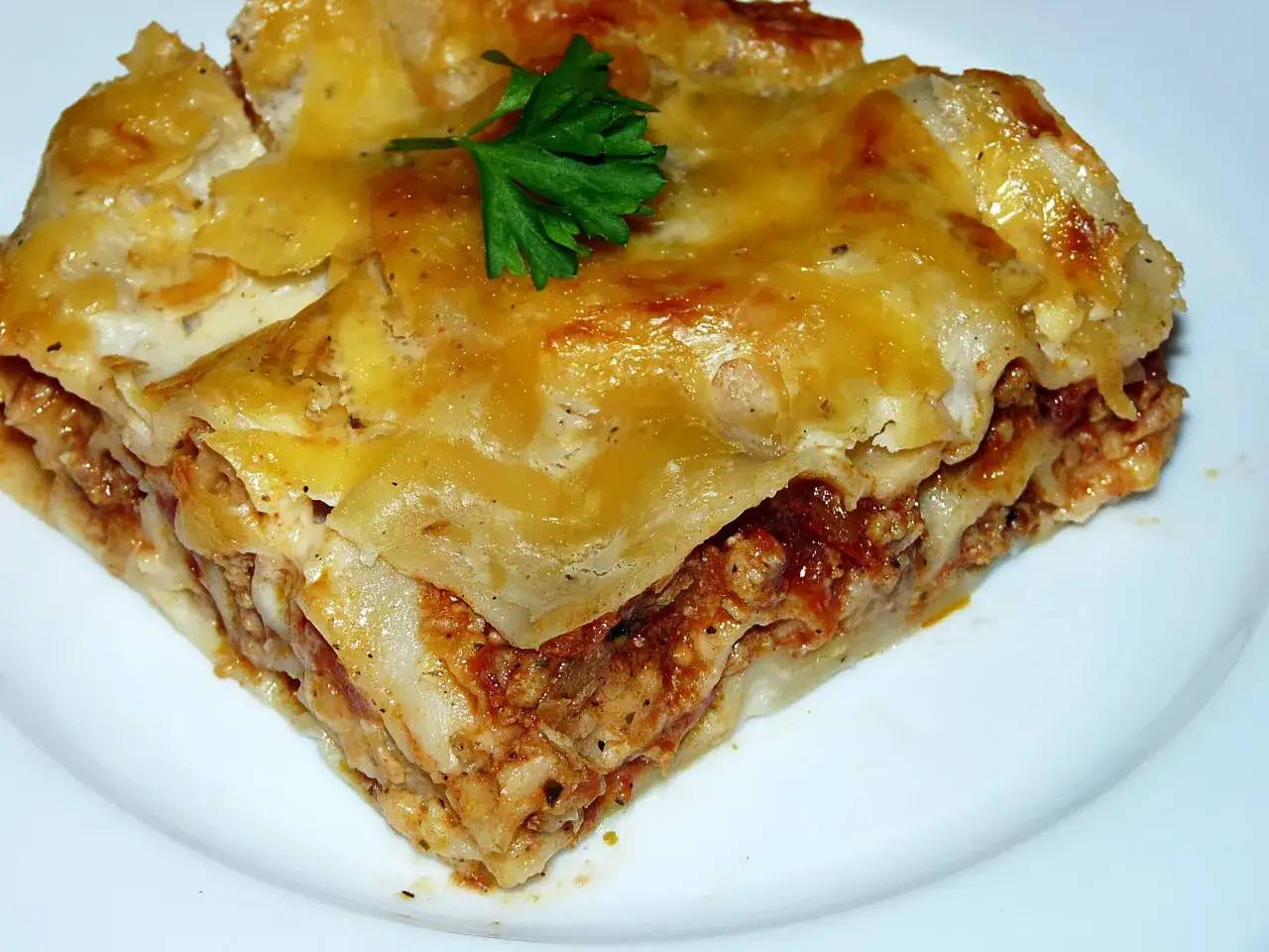 Pyszna, warstwowa lasagne z mięsem mielonym, idealna na rodzinny obiad. Prosty przepis, który zachwyci każdego.