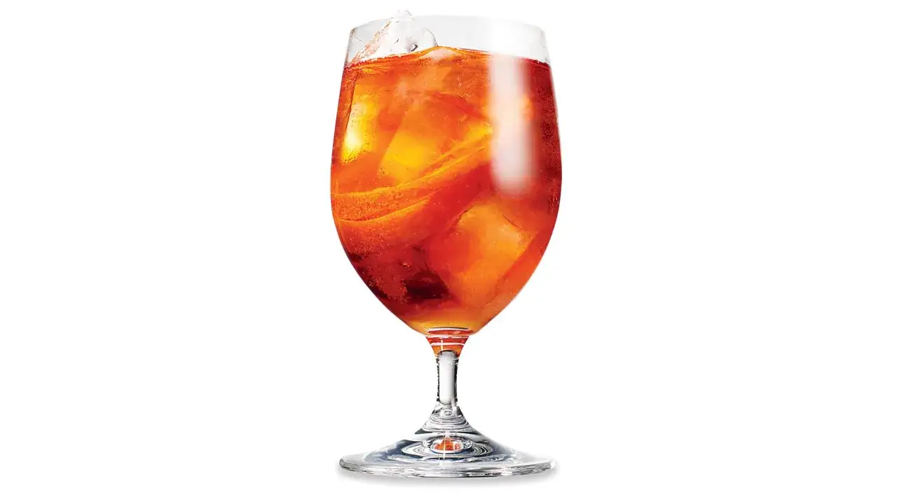 Orzeźwiający Martini Rosato z lodem i plasterkami pomarańczy, idealny na letnie popołudnie.