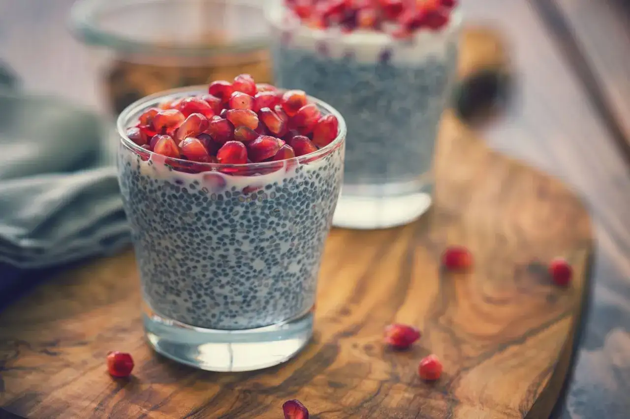 Pudding z nasion chia z granatem. Pyszny i zdrowy sposób, jak jeść nasiona chia na śniadanie lub deser.