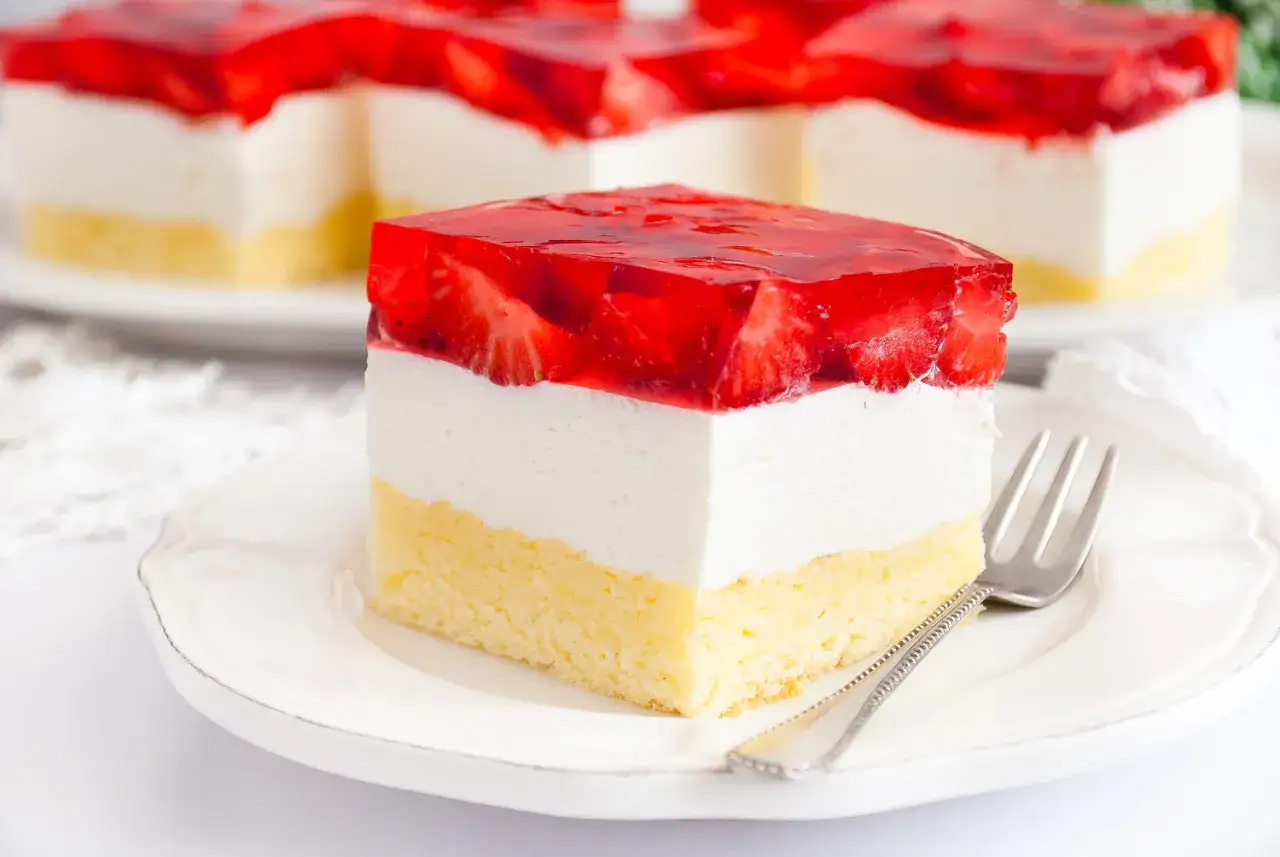 Szybki biszkopt z galaretką i truskawkami, puszysty krem i lekki biszkopt. Idealny deser na lato.