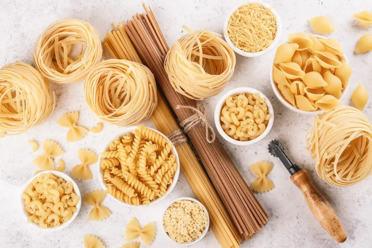 Różnorodne rodzaje makaronu: tagliatelle, fusilli, farfalle, muszelki, gwiazdki i nitki.