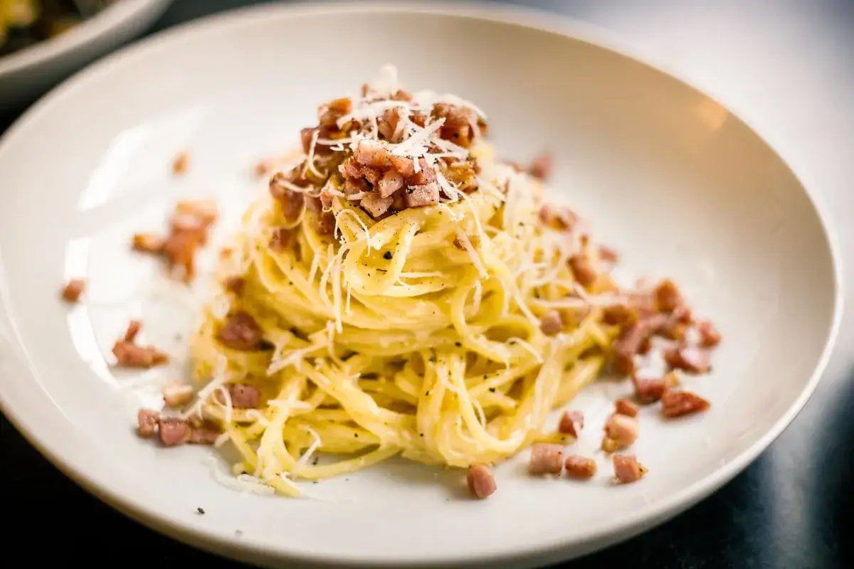 Pyszne spaghetti carbonara, idealne na obiad. Zobacz, jak zrobić carbonare krok po kroku!