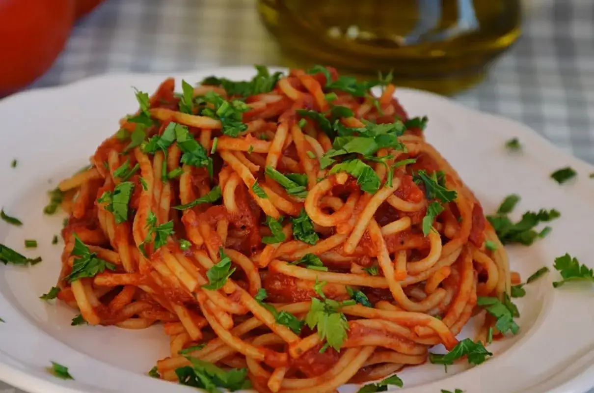 Pyszne spaghetti z sosem pomidorowym i natką pietruszki. Idealny przepis na to, jak zrobić spaghetti.