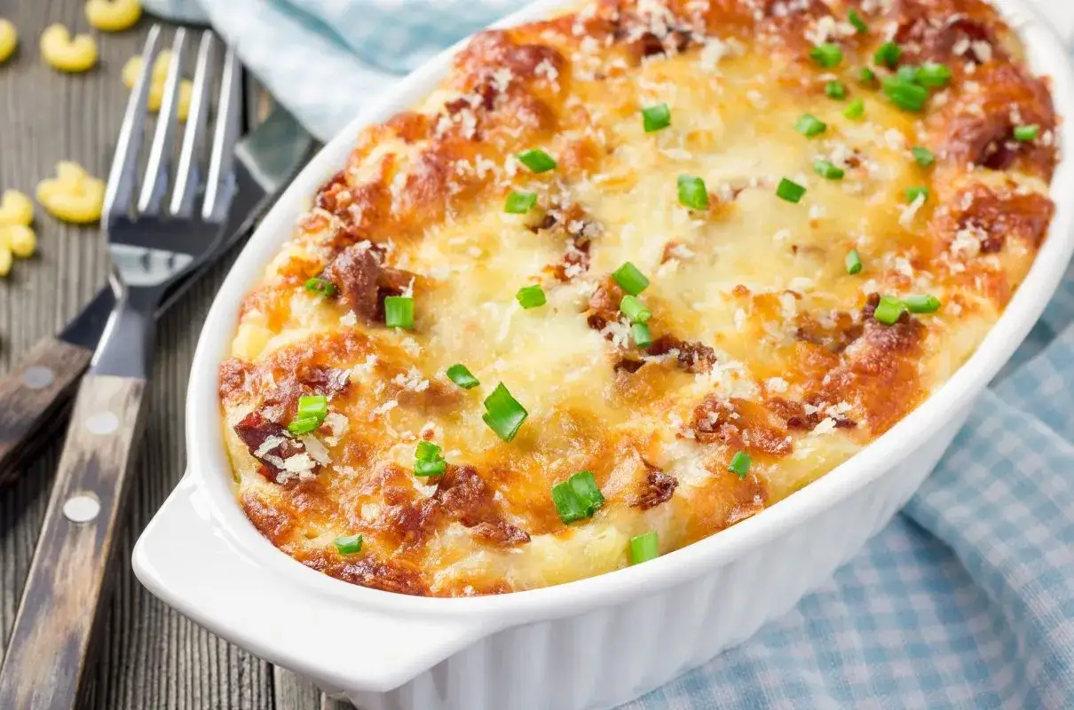 Zapiekanka makaronowa z serem i bekonem, idealna na rodzinny obiad. Ten przepis na mac and cheese zachwyci każdego!