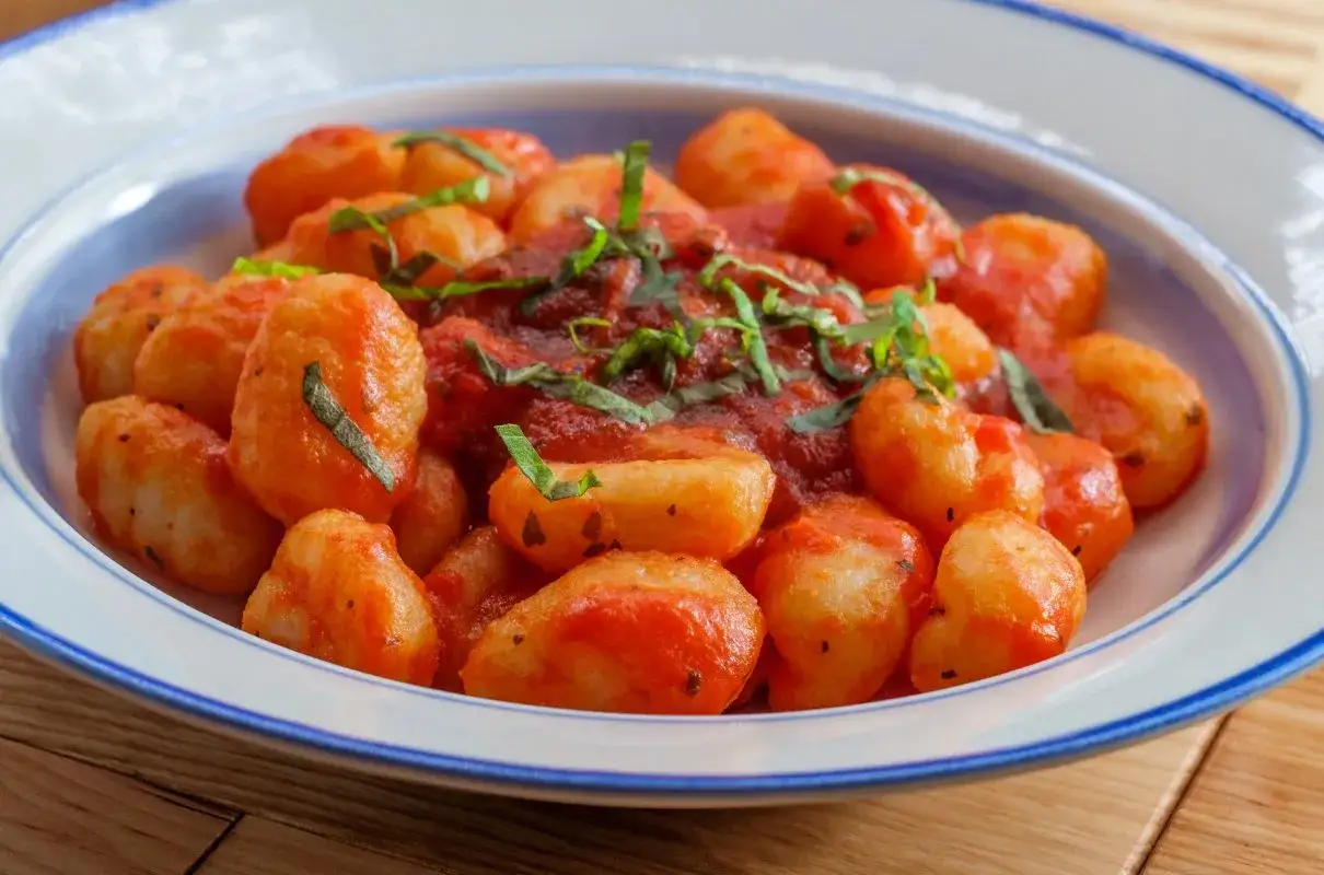 Pyszne domowe gnocchi w sosie pomidorowym z bazylią. Idealny przepis na szybki obiad.