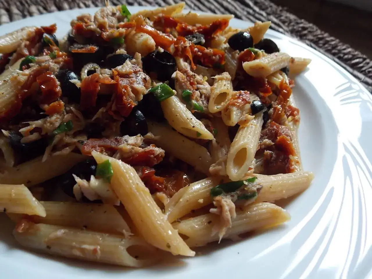Penne z tuńczykiem, suszonymi pomidorami i czarnymi oliwkami. Pyszne danie, które z pewnością zadowoli każdego miłośnika makaronu.