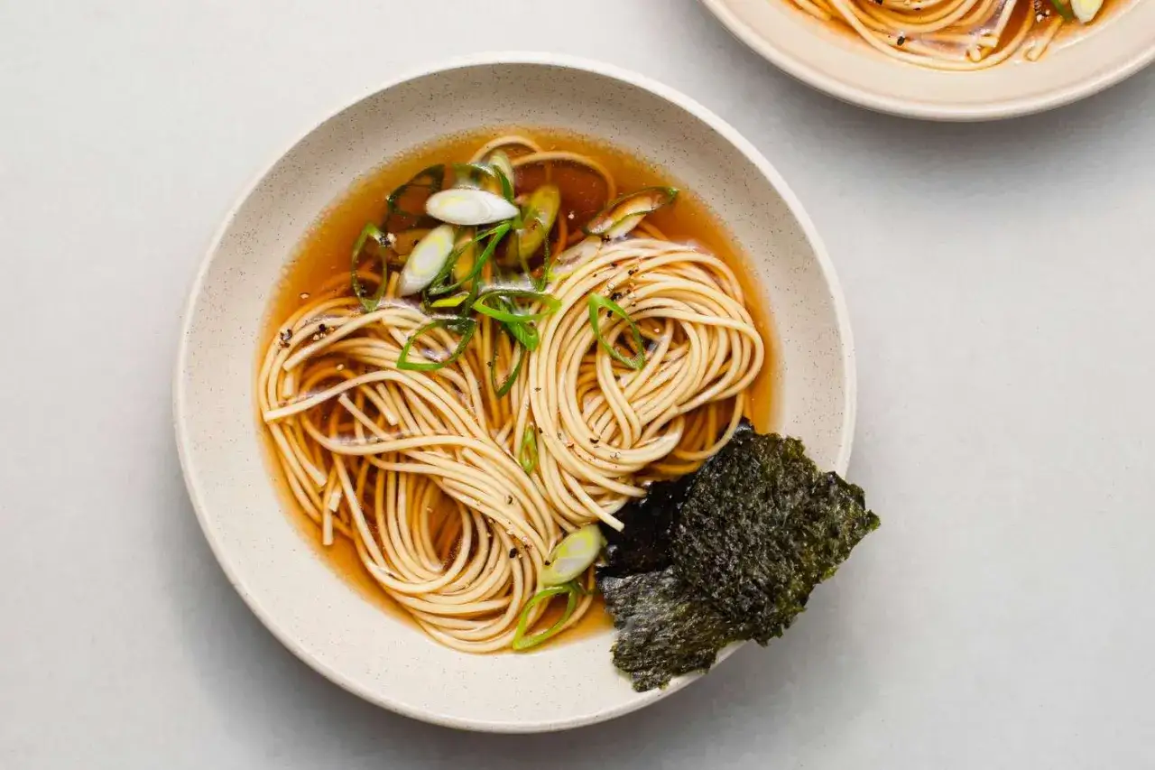 Aksamitny bulion shoyu ramen z makaronem, szczypiorkiem i wodorostami nori.