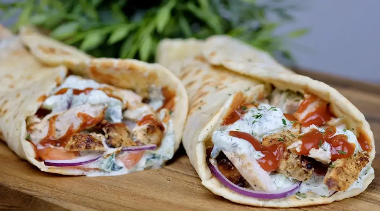 Dwa pyszne gyrosy w picie z kurczakiem, warzywami i sosem. Idealny klasyczny gyros przepis na szybki obiad.