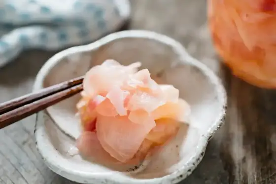 Marynowany imbir do sushi - jak jeść go poprawnie i zrobić w domu