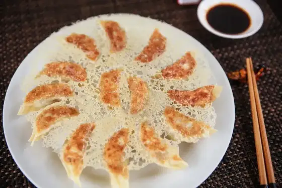 Pierożki gyoza - jak zrobić je z chrupiącym spodem
